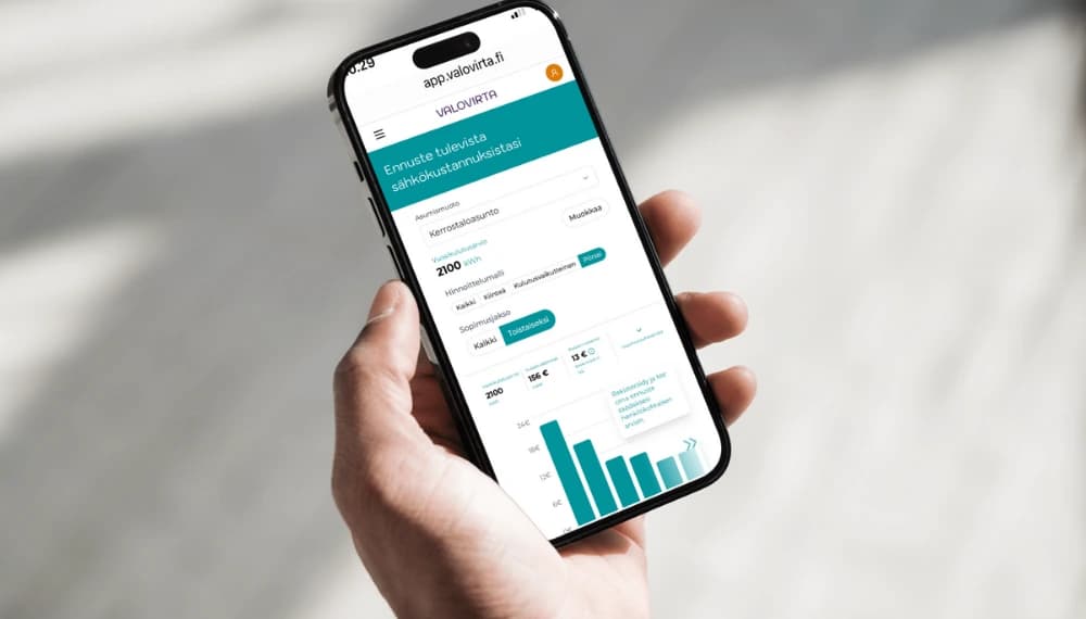 Käsi pitelemässä matkapuhelinta, jonka ruudulla on esimerkkinäkymä Valovirta palvelun mobiilikäyttöliittymästä.Käyttäjä katselee pörssisähkösopimusta.