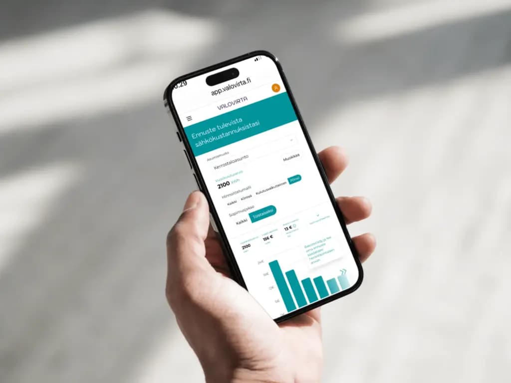 Käsi pitelemässä matkapuhelinta, jonka ruudulla on esimerkkinäkymä Valovirta palvelun mobiilikäyttöliittymästä.Käyttäjä katselee pörssisähkösopimusta.
